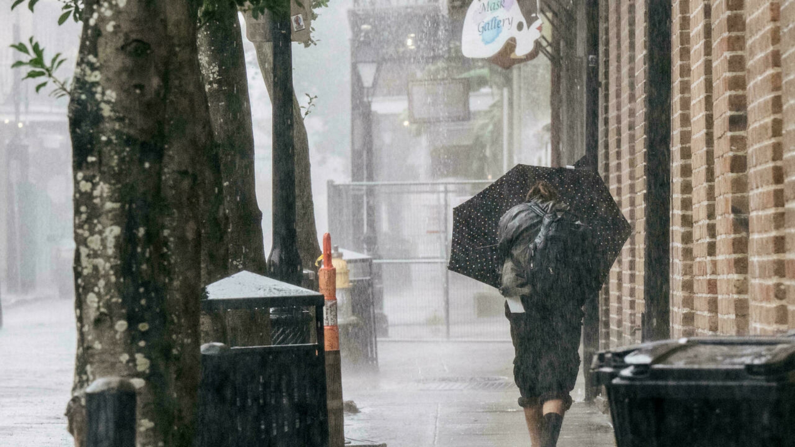 امرأة تحاول بصعوبة اجتياز الرياح بينما يضرب إعصار إيدا، أحد أقوى الأعاصير في تاريخ الولايات المتحدة، في لويزيانا. بتاريخ 29 آب/ أغسطس 2021