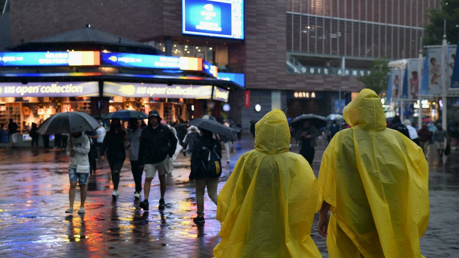 أشخاص يسيرون تحت المطر بعدما تسبّبت العاصفة إيدا في هطول أمطار غزيرة على شمال شرق الولايات المتحدة.
