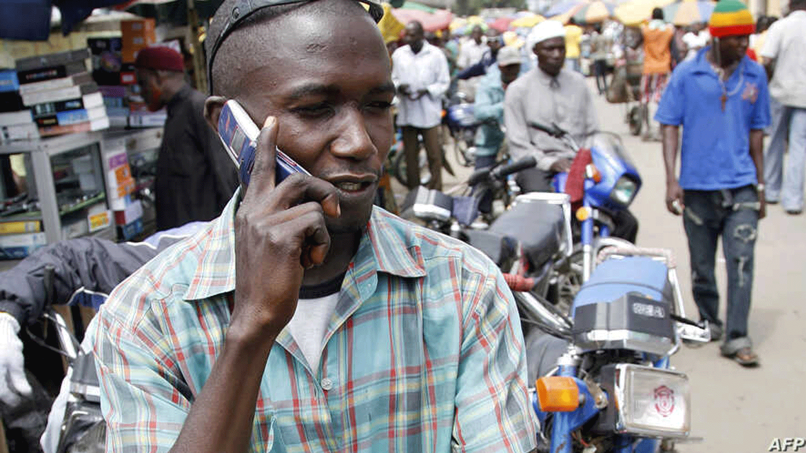 سائق دراجة نارية يتحدث على الهاتف المحمول في منطقة أوباليندي في لاغوس.18 آب/ أغسطس 2008 