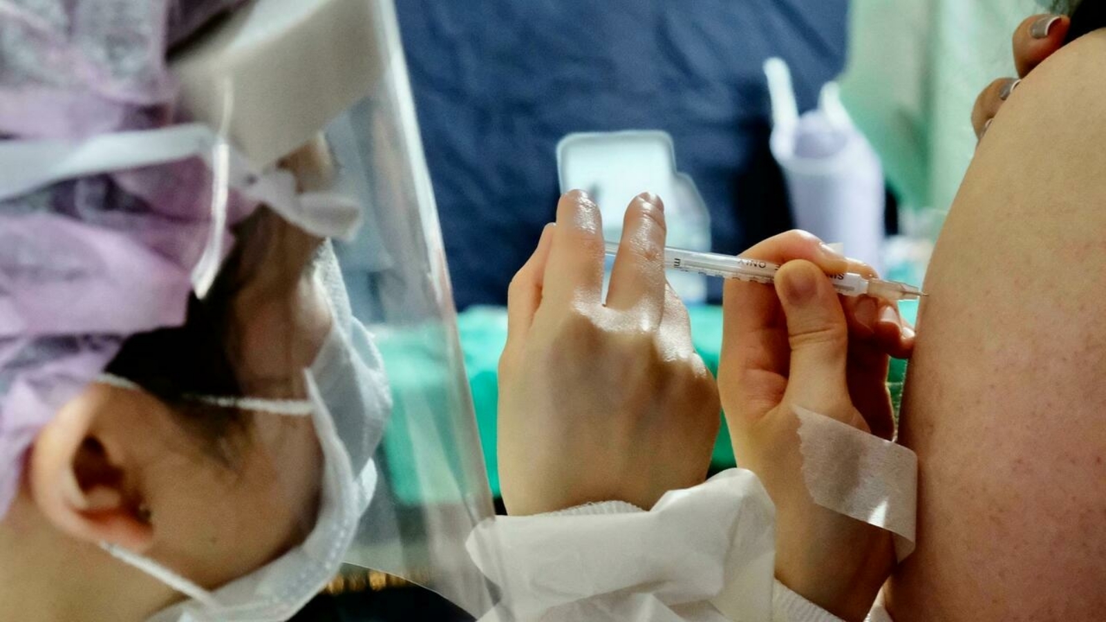موظف طبي (يمين) يتلقى تطعيمًا موديرنا ضد فيروس كورونا كوفيد-19 في مستشفى تايبيه تزو تشي في مدينة تايبيه الجديدة. بتاريخ 9 حزيران/ يونيو 2021.
