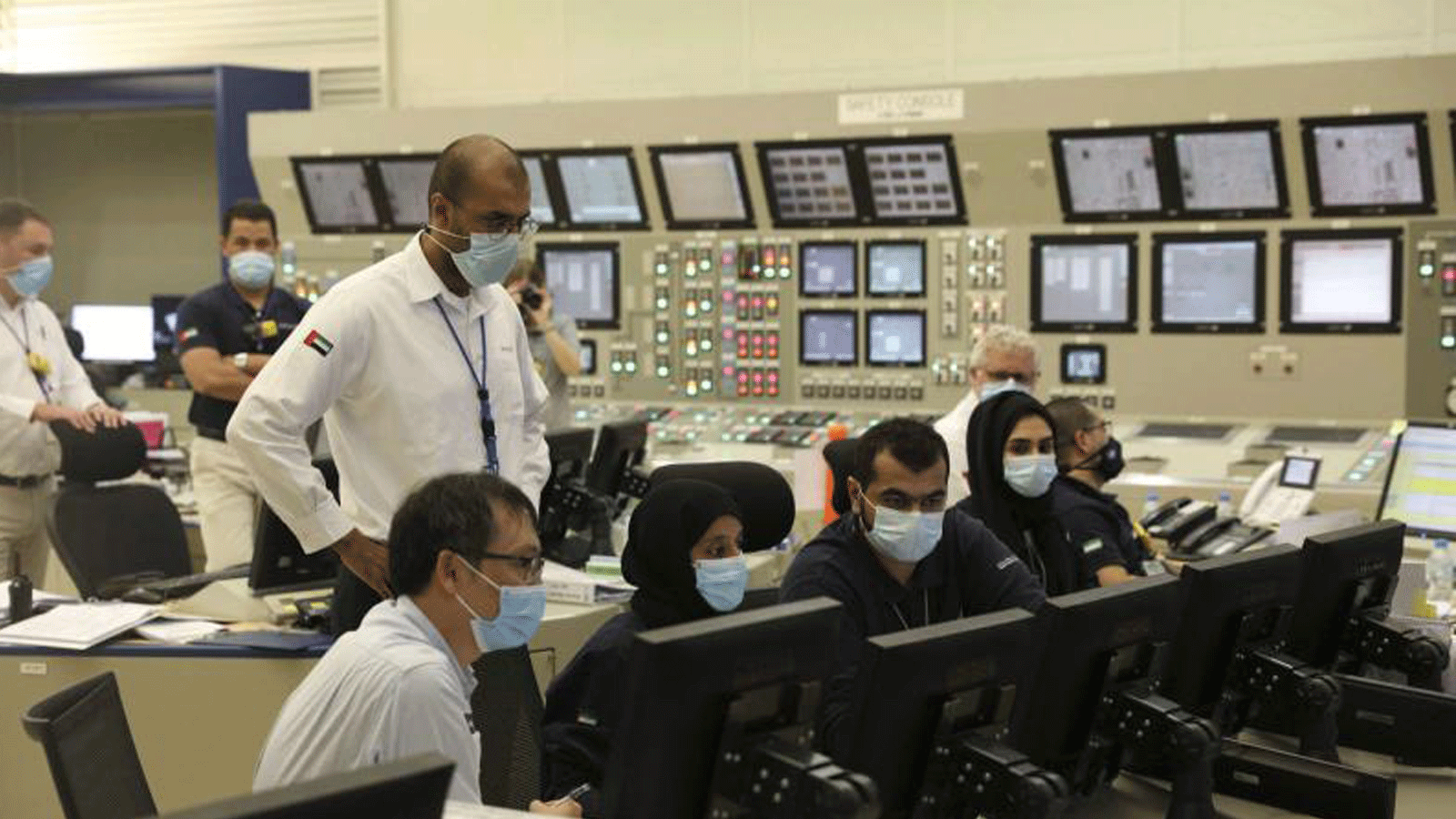 موظفون يعملون في محطة براكة للطاقة النووية في أقصى الصحراء الغربية لدولة الإمارات العربية المتحدة