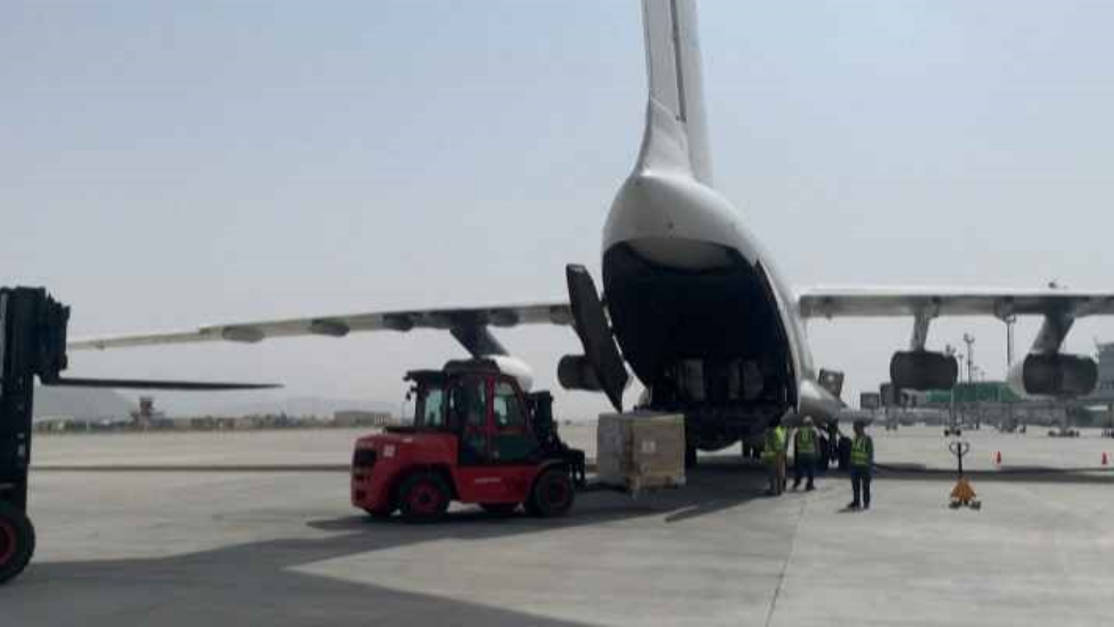 عمال في مطار باكستان، يقومون بتحميل بضائع في طائرة تابعة للخطوط الجوية الدولية الباكستانية.