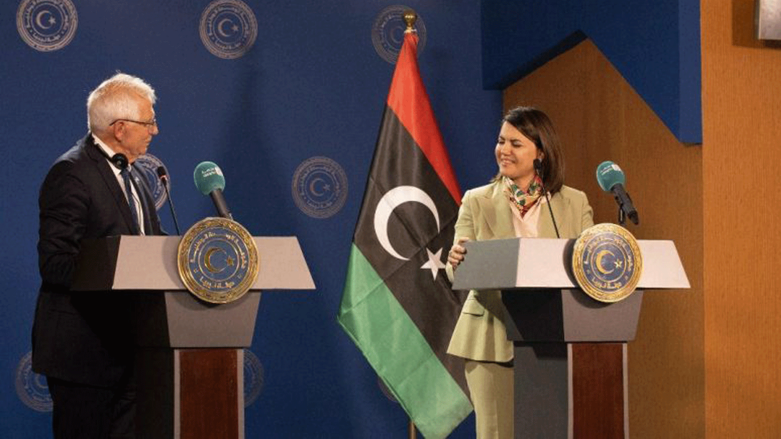 مؤتمرٌ صحفي مشترك بين وزيرة الخارجية الليبية نجلاء المنقوش والمفوض الأعلى للشؤون الخارجية والأمن في الاتحاد الأوروبي جوزيب بوريل. 8 أيلول/ سبتمبر 2021(من إعلام وزارة الخارجية والتعاون الدولي الليبية)