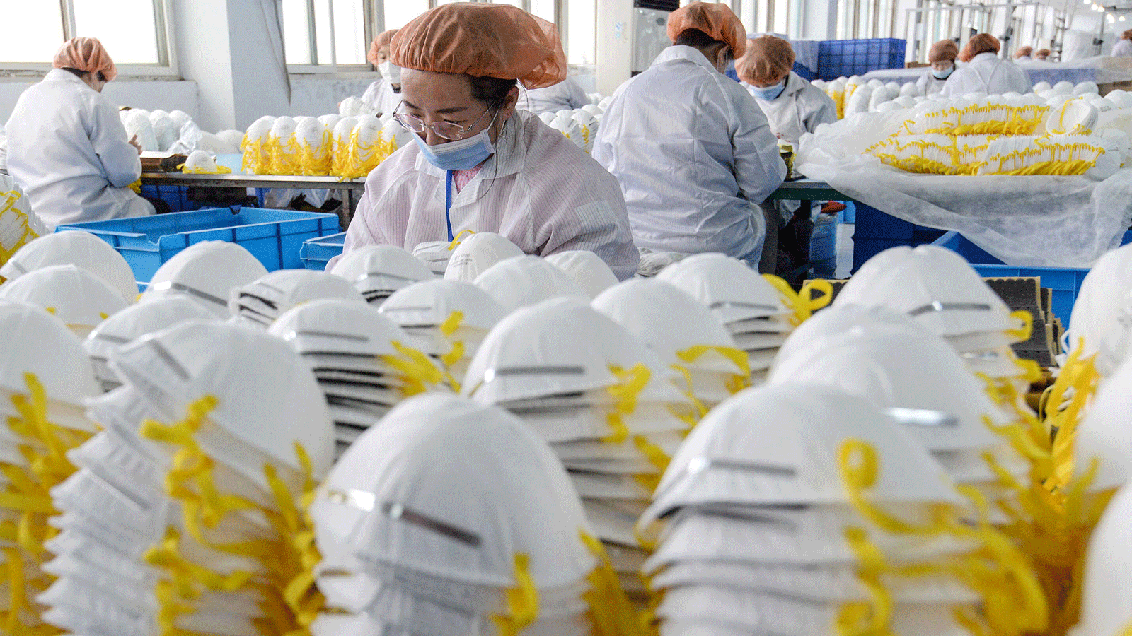 عمال ينتجون أقنعة الوجه في مصنع في مدينة هاندان بمقاطعة خبي شمال الصين. 28 شباط/ فبراير2020.