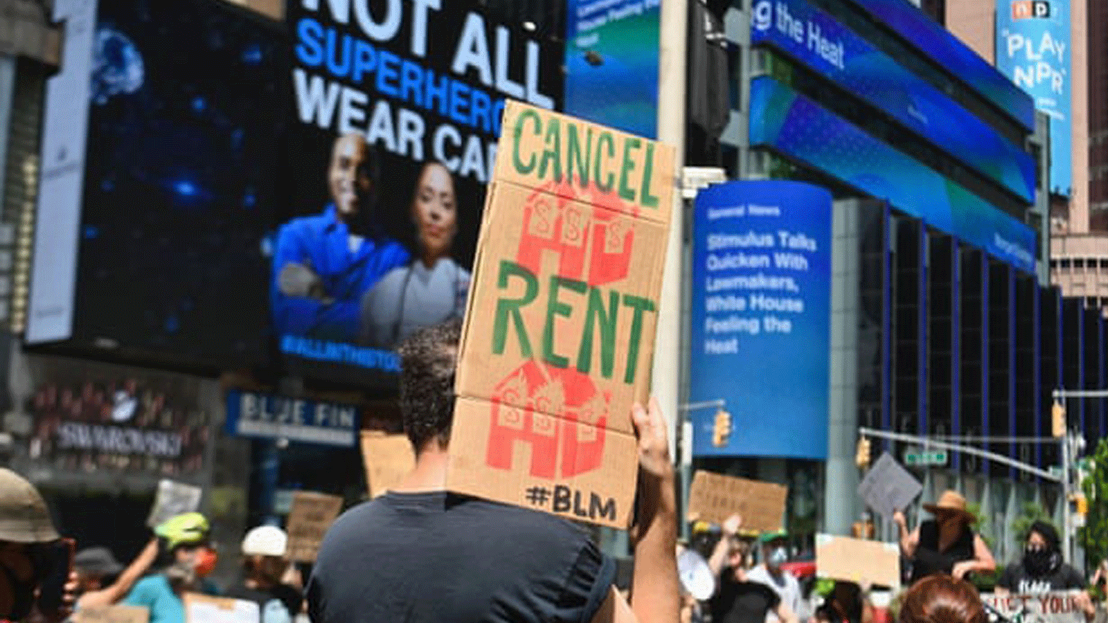 متظاهرون يحتشدون للمطالبة بالإغاثة الاقتصادية خلال جائحة الفيروس التاجي في تايم سكوير/ نيويورك.  5 آب/أغسطس 2020