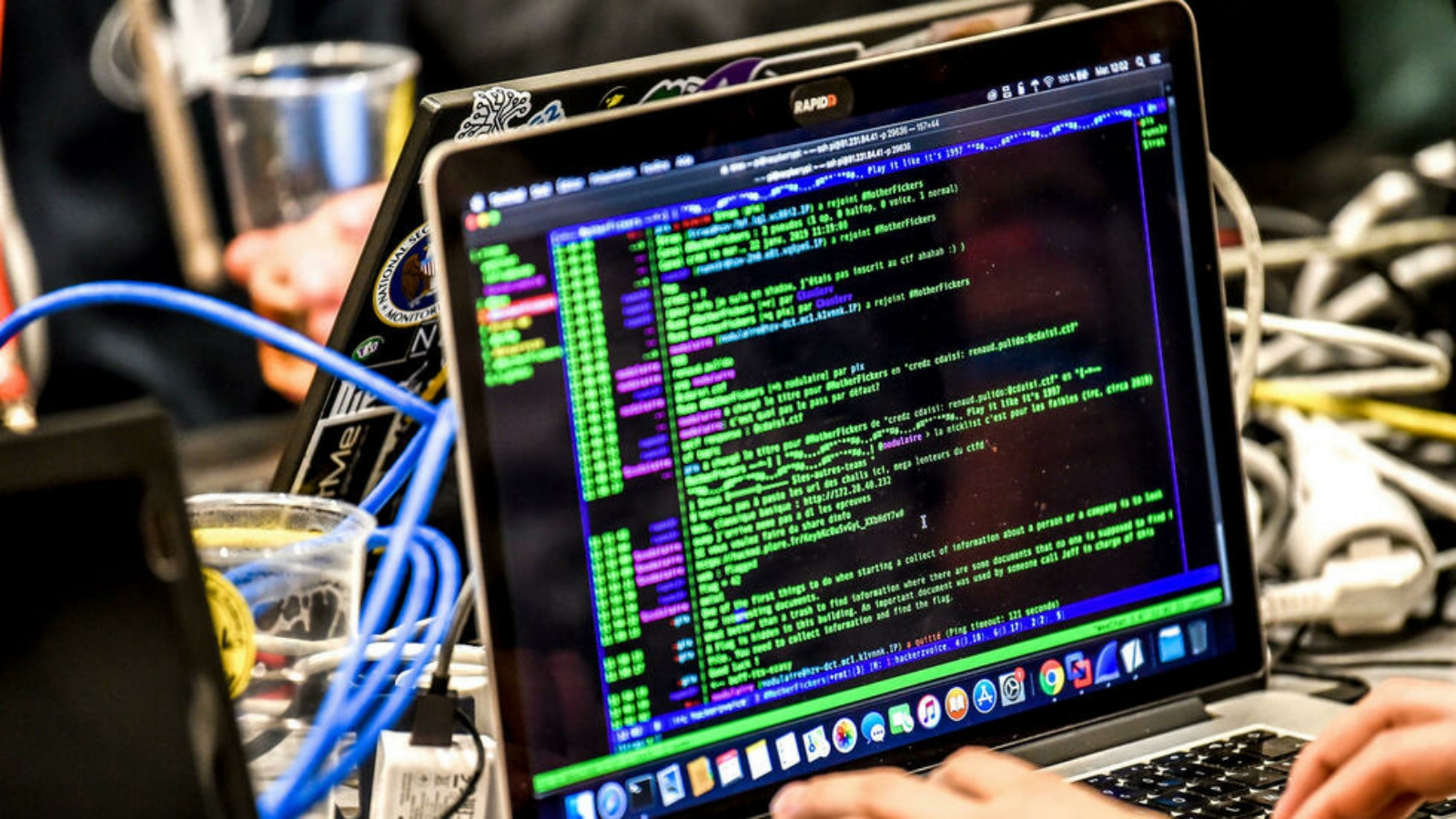 شخص يقوم بتسليم حمولة بالعمل على كمبيوتر محمول في 22 كانون الثاني/ يناير 2019 في ليل، خلال المنتدى الدولي الحادي عشر للأمن السيبراني.