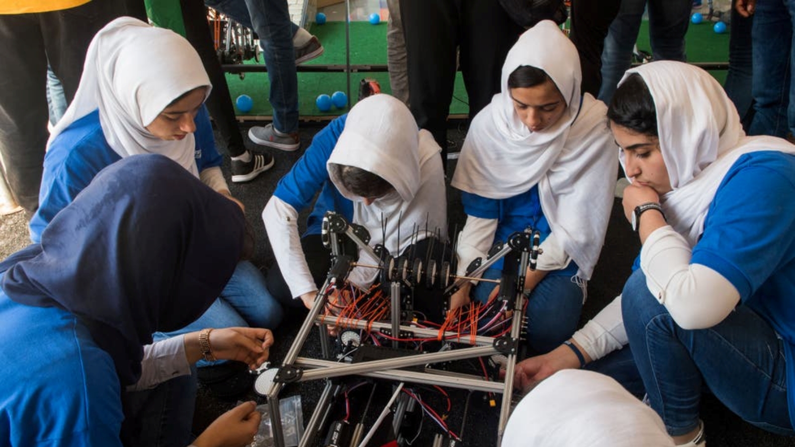 الفتيات في فريق الروبوتات الأفغاني النسائي المعروف باسم 
