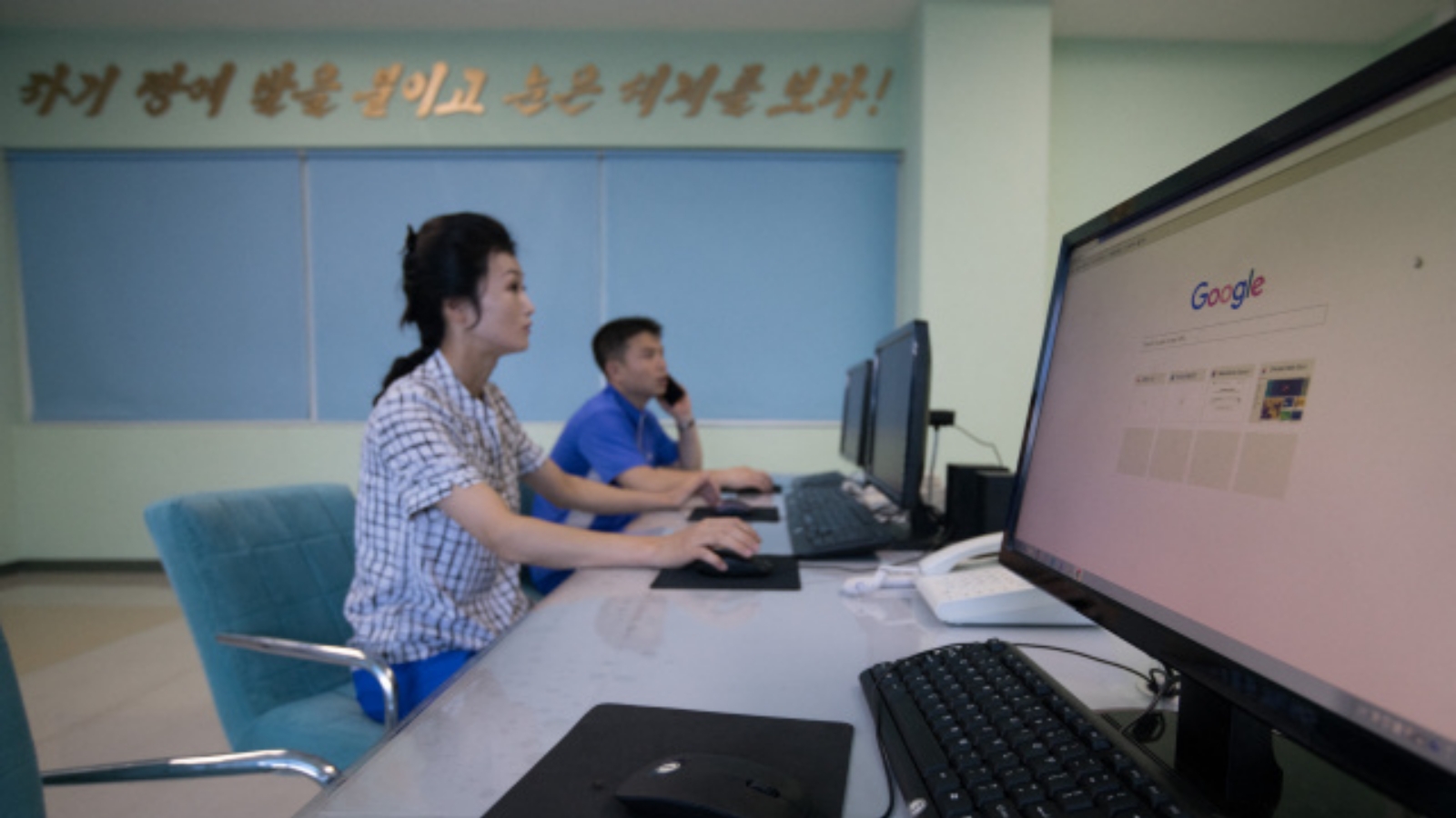 متصفح غوغل كروم يعرض في غرفة التحكم في مصنع لمستحضرات التجميل في بيونغ يانغ.