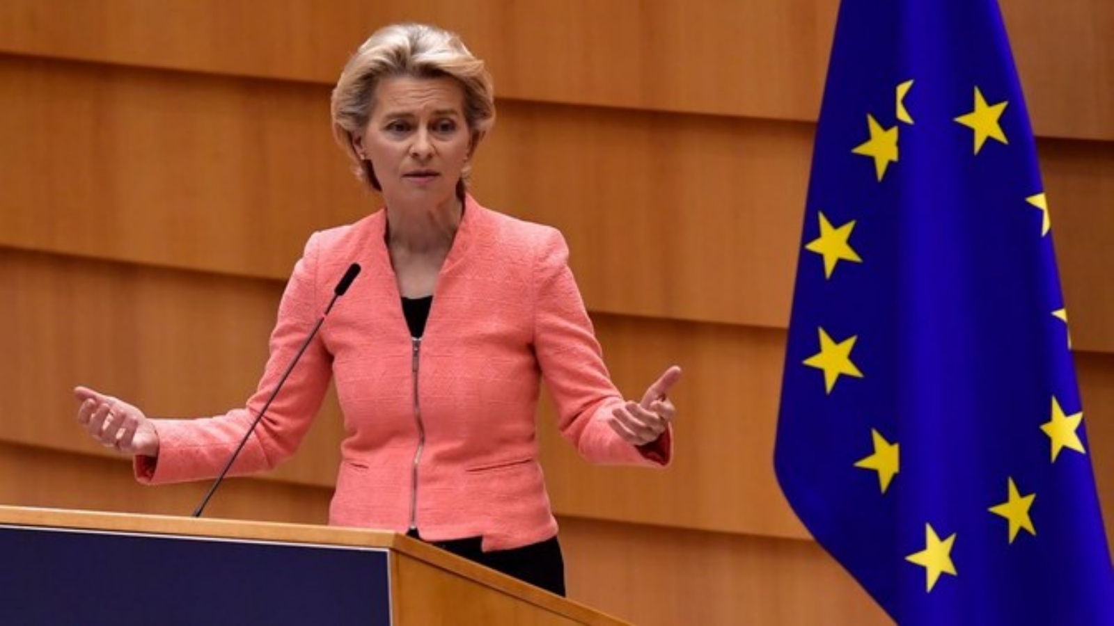 رئيسة المفوضية الأوروبية أورسولا فون دير لايين في أول خطاب لها عن حالة الاتحاد خلال جلسة عامة في برلمان الاتحاد الأوروبي في بروكسل. بتاريخ 16 أيلول/ سبتمبر 2020.