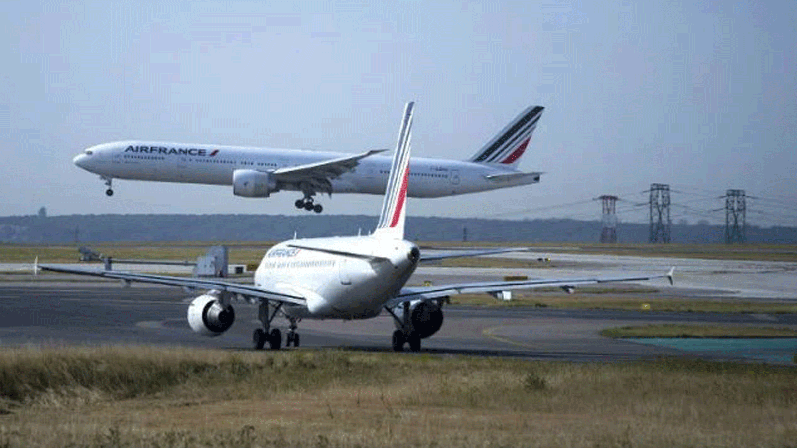 طائرة تابعة للخطوط الجوية الفرنسية تقلع من مطار رواسي شارل ديغول شمال باريس
