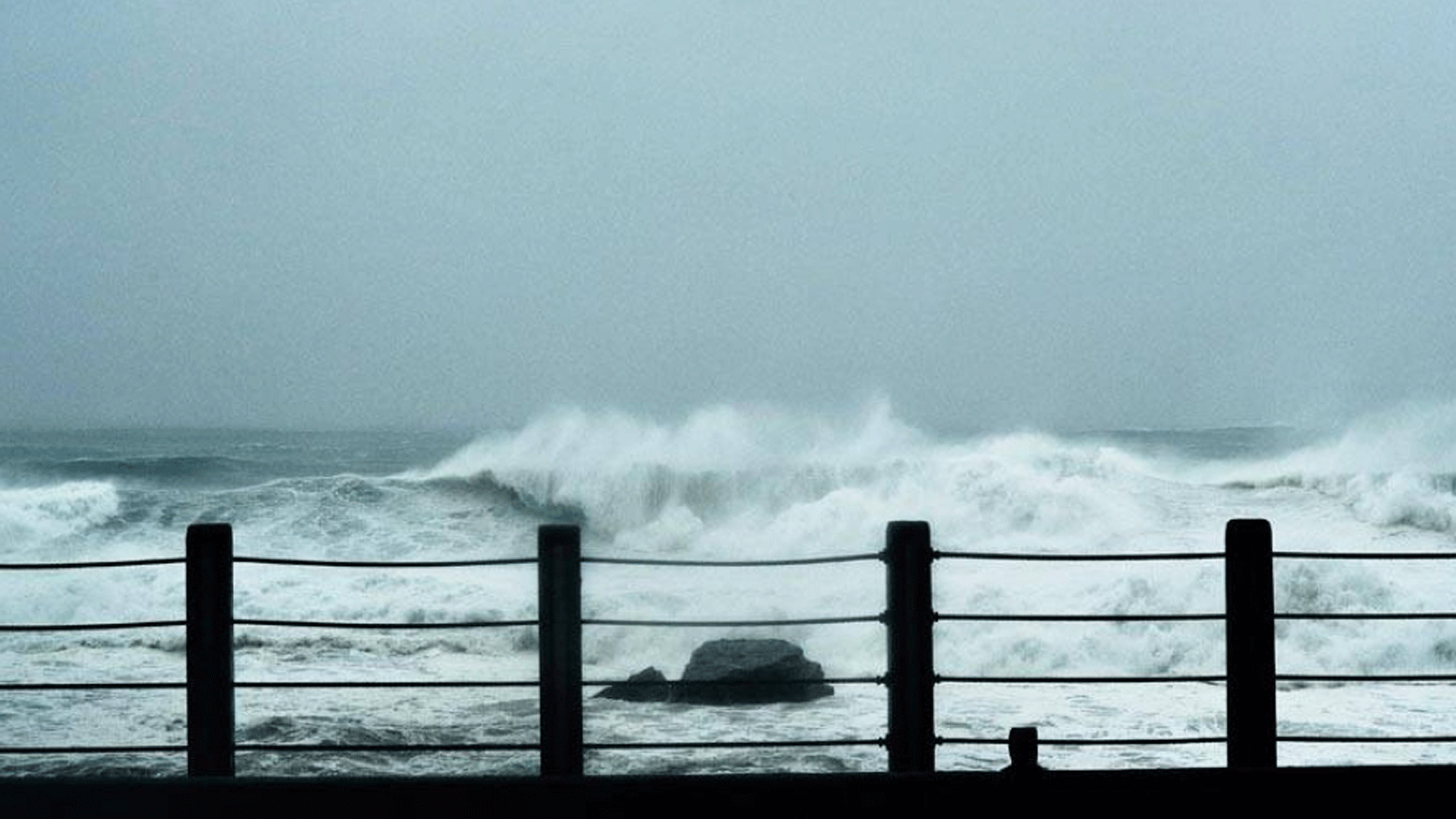أمواج البحر تضرب الساحل في قرية Magang للصيد في مدينة تايبيه الجديدة مع اقتراب إعصار Chanthu في 12 أيلول/ سبتمبر 2021