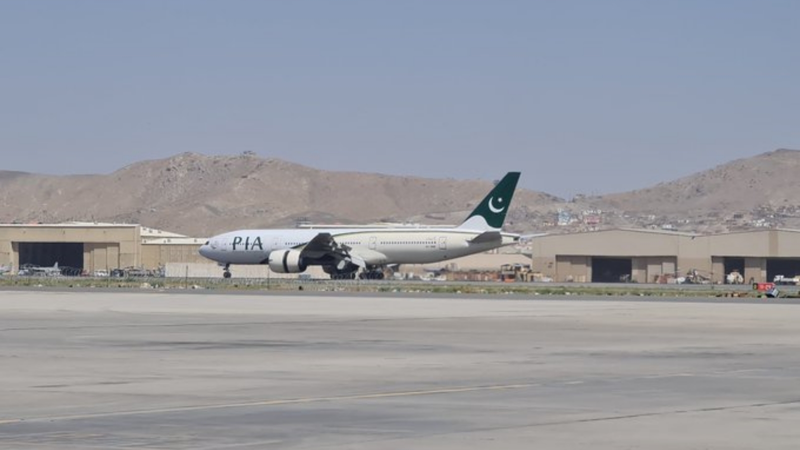 طائرة باكستانية في مطار كابول في أول رحلة تجارية أجنبية منذ سيطرة حركة طالبان المتشدّدة. بتاريخ 13 أيلول/ سبتمبر 2021. (عن صفحة Mohamad Ali Harissi @aleeharissi الرسمية في تويتر)