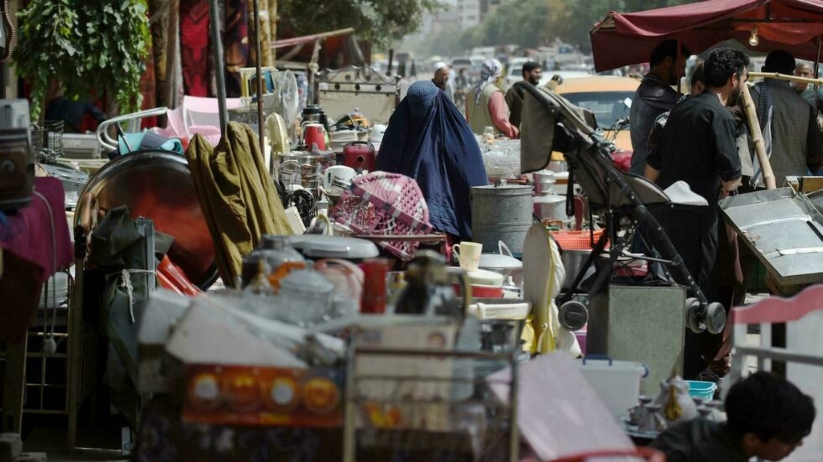 أفغان يندفعون لشراء أدوات منزلية مستعملة في سوق في حي خير خان شمال غرب كابول.