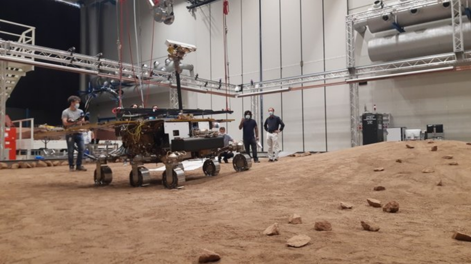 علماء يتدربون على العديد من الأنشطة للتحضير لوصول روزاليند فرانكلين إلى أوكسيا بلانوم في المريخ في حزيران/يونيو 2023. (عن صفحة @ESA_ExoMars في تويتر)
