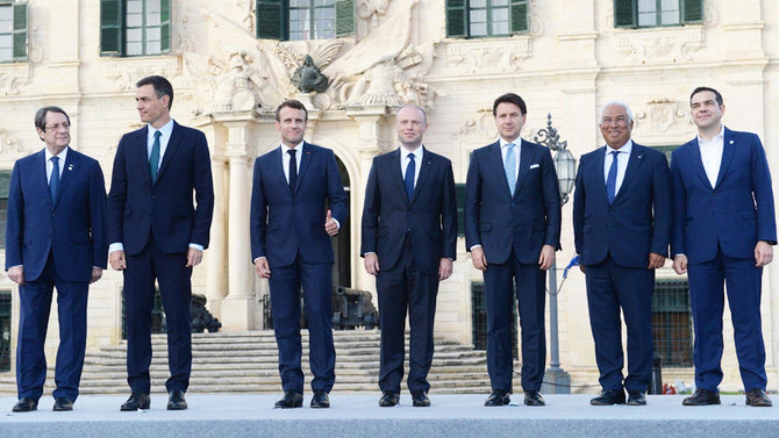 (من اليسار) رئيس قبرص نيكوس أناستاسيادس، ورئيس الوزراء الإسباني بيدرو سانشيز، والرئيس الفرنسي إيمانويل ماكرون، ورئيس وزراء مالطا جوزيف مسقط، ورئيس الوزراء الإيطالي جوزيبي كونتي، ورئيس الوزراء البرتغالي أنطونيو كوستا، ورئيس الوزراء اليوناني أليكسيس تسيبراس في صورة بالخارج، في فاليتا، بعد 