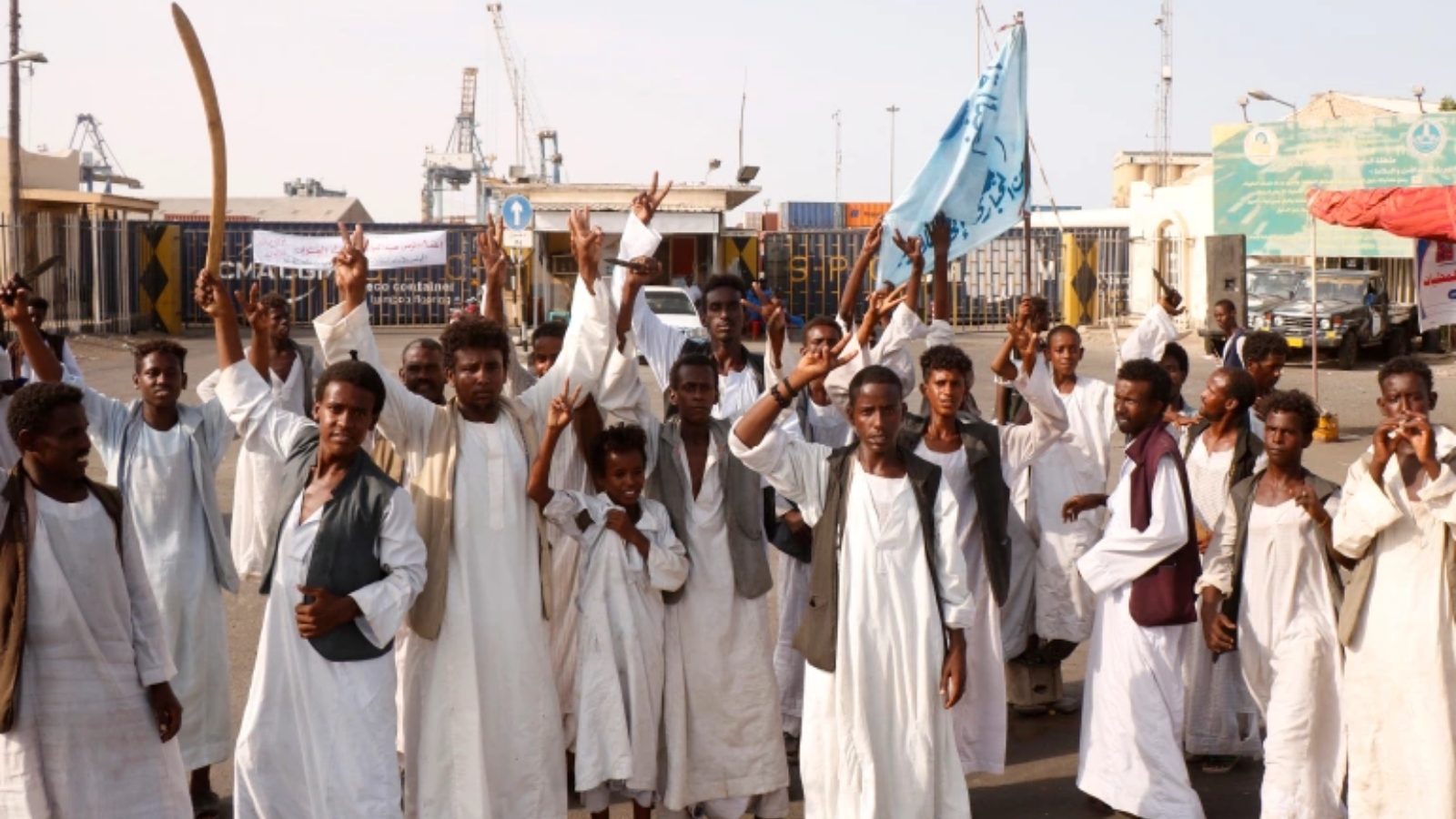 محتجون سودانيون يتجمعون خارج المدخل الرئيسي للميناء الجنوبي في مرفأ السودان.