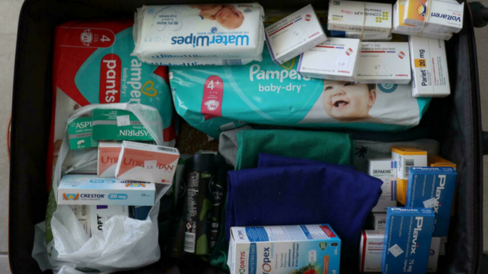 أمتعة مغترب لبناني مليئة بالإمدادات بما في ذلك الأدوية ومستلزمات العناية بالأطفال.