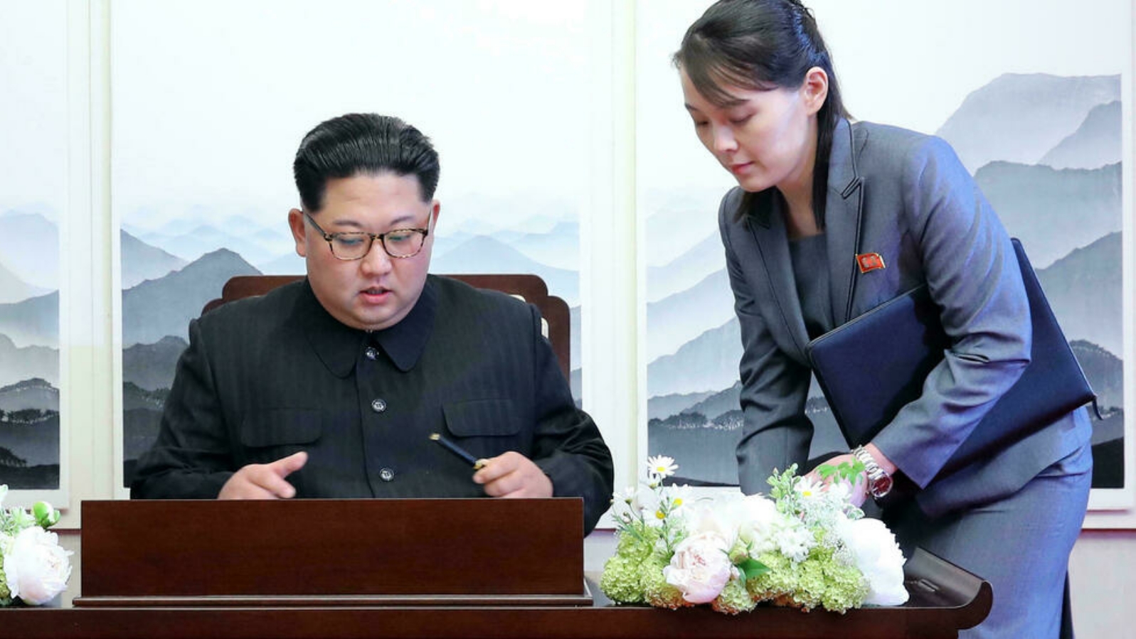كيم يو جونغ (يمين) مستشارة سياسية رئيسية لشقيقها الزعيم الكوري الشمالي كيم جونغ أون.