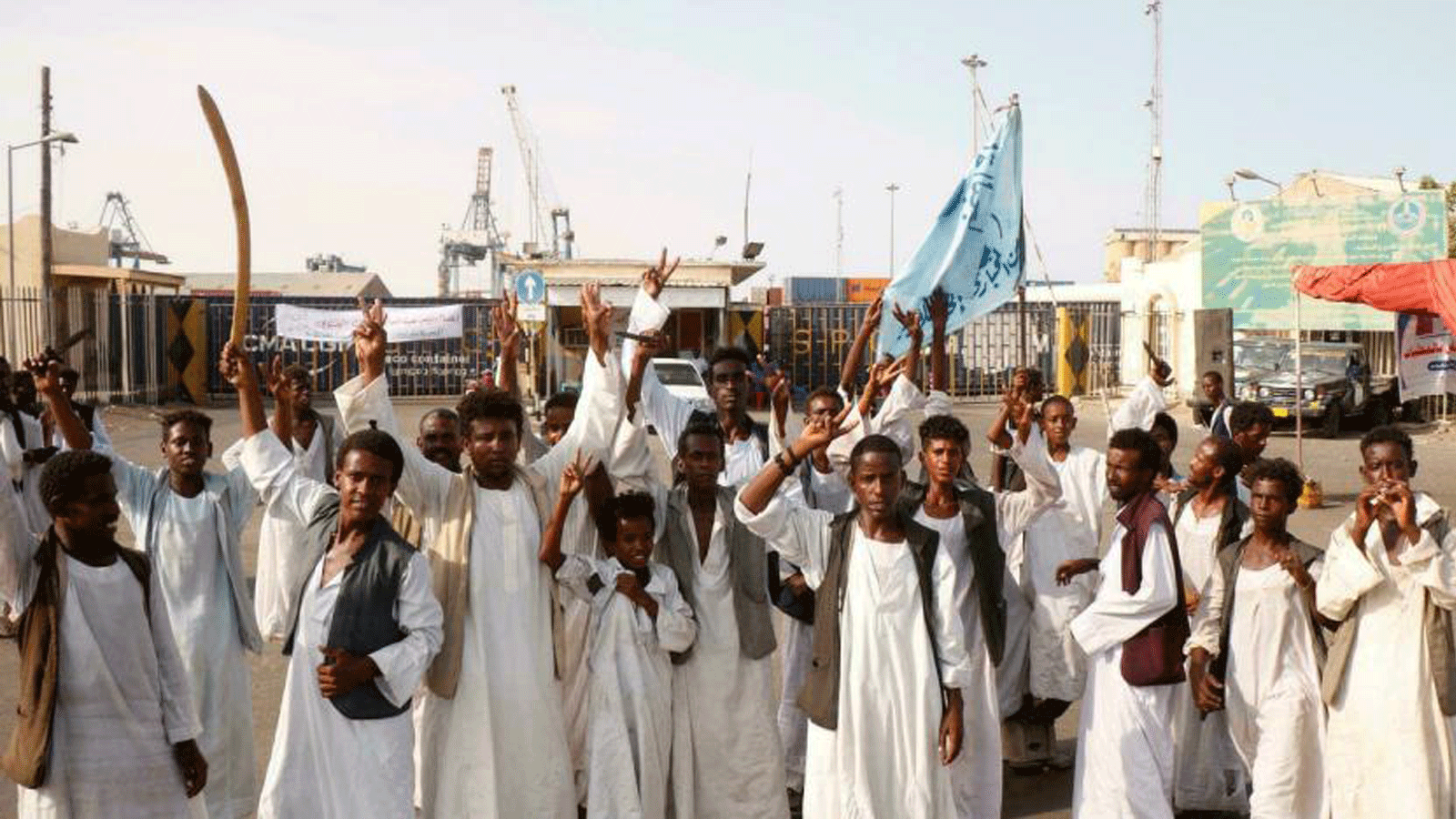 محتجون في السودان أغلقوا خط أنابيب ينقل النفط الخام المستورد إلى العاصمة الخرطوم 