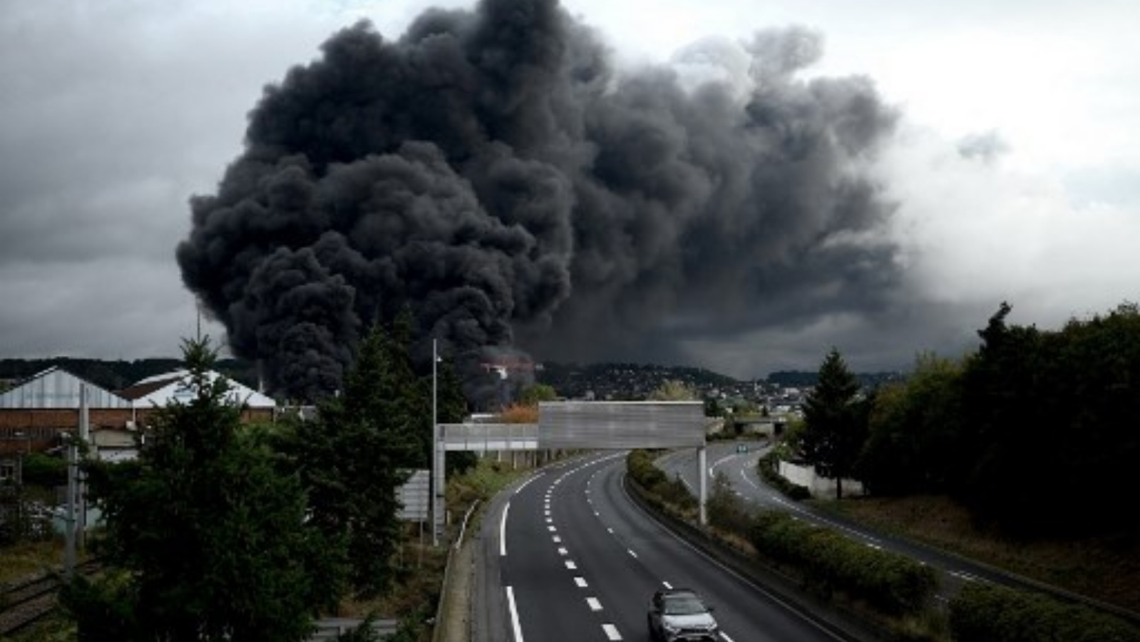 صورة التقطت في 26 أيلول/سبتمبر 2019 ، تظهر دخانًا يتصاعد من مصنع لوبريزول المصنفة انبعاثاته عالية الإحتراق في روان، فرنسا.