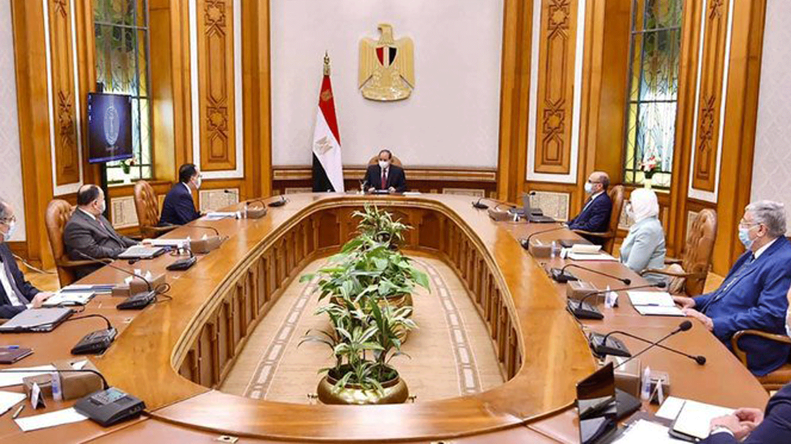 الرئيس المصري عبد الفتاح السيسي (وسط) يلتقي رئيس الوزراء مصطفى مدبولي (وسط - يسار) وأعضاء حكومته في القصر الرئاسي بالعاصمة القاهرة في ىب/ أغسطس 2021