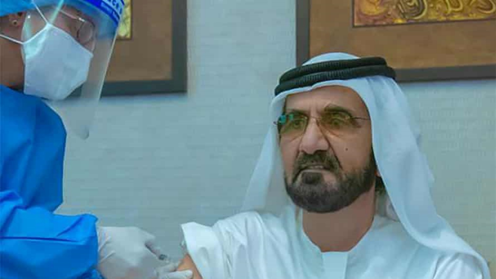 حاكم دبي الشيخ محمد بن راشد آل مكتوم يتلقى لقاح سينوفارم كجزء من تجربة الإمارات. الأربعاء 9 كانون الأول/ ديسمبر 2020.