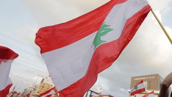 صورة من الحراك الشعبي اللبناني اعتراضًا على طبقة سياسية نهبت المال العام في البلد