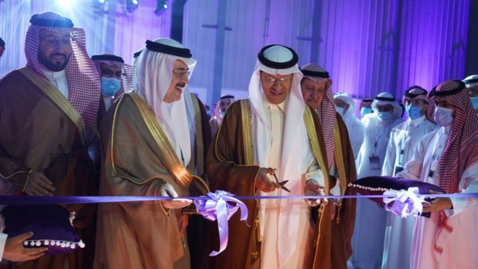 الأمير عبد العزيز بن سلمان، وزير الطاقة السعودي، في مراسم افتتاح أول مركز متكامل لخدمة قطاع الطاقة بالشرق الأوسط في مدينة الدمام، شرق السعودية. بتاريخ 7 تشرين الأول/ أكتوبر 2021. (عن صفحة شركة سيمنس للطاقة العالمية في تويتر)