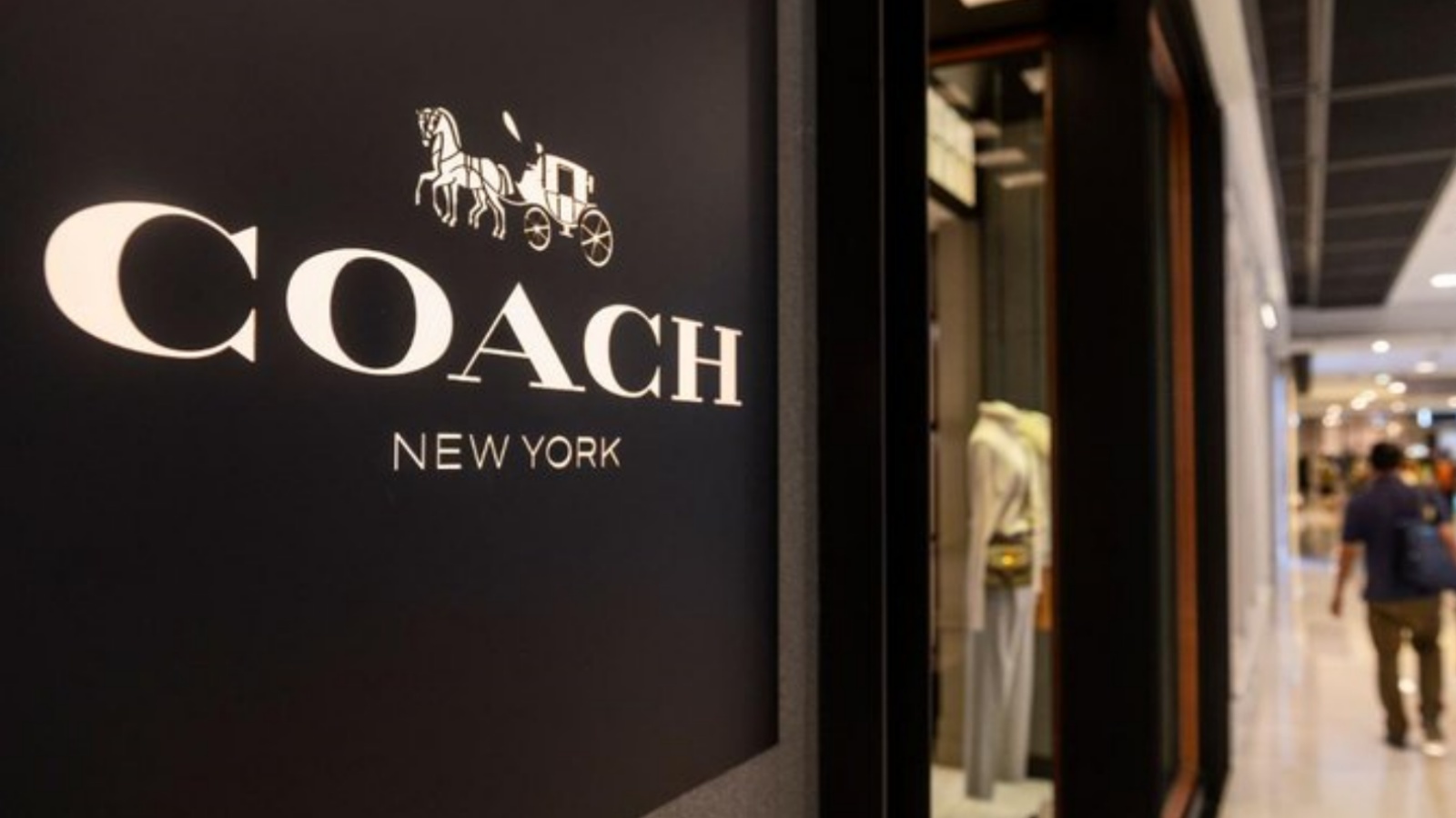 واجهة محلات كوتش في أحد أسواق نيويورك. (من صفحة سي أن أن في تويتر) 