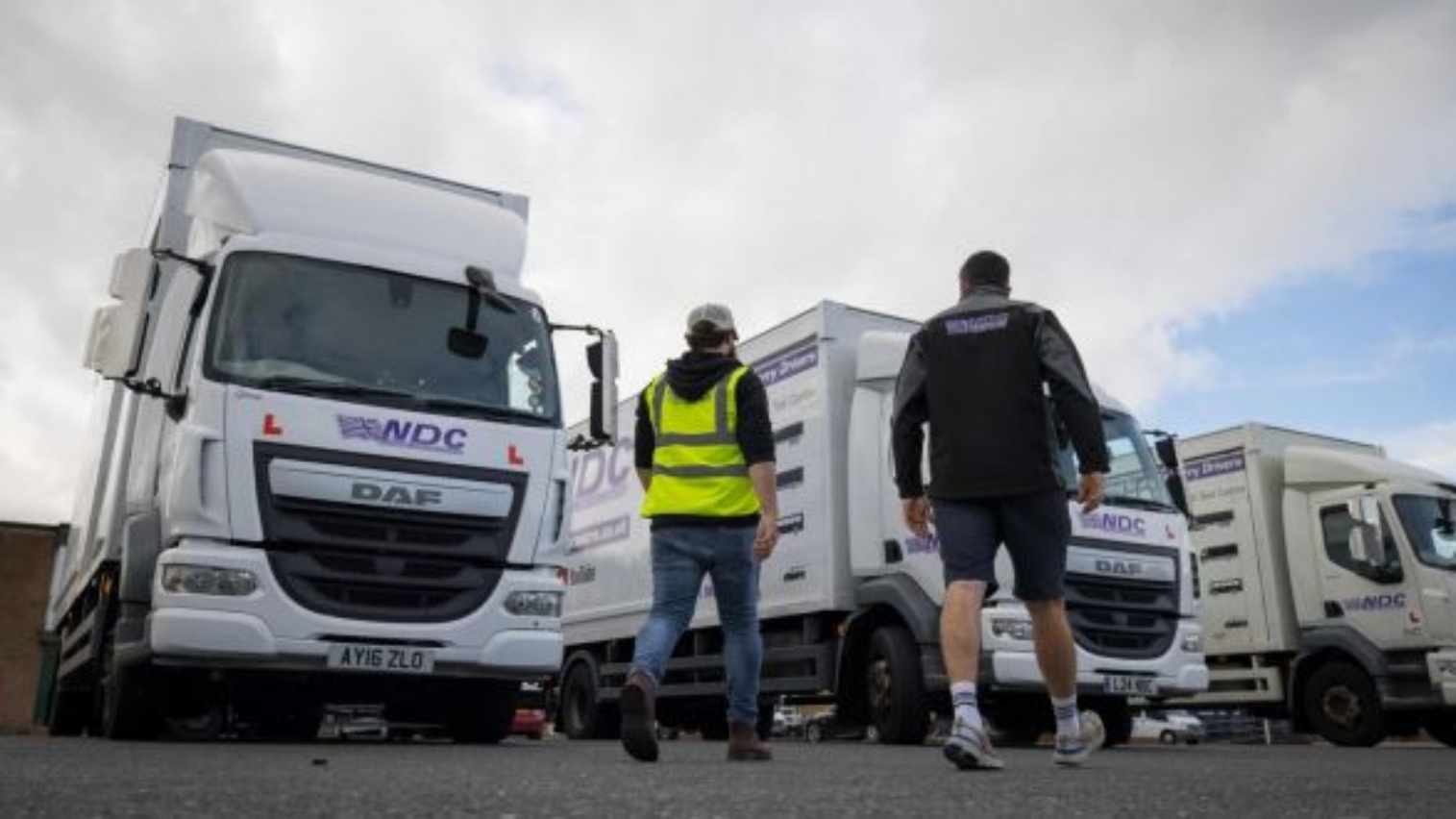 سائق مركبات البضائع الثقيلة ومدرب القيادة يستعدّان لاختبار قيادة شاحنة في المركز الوطني للقيادة في كرويدون، جنوب لندن.