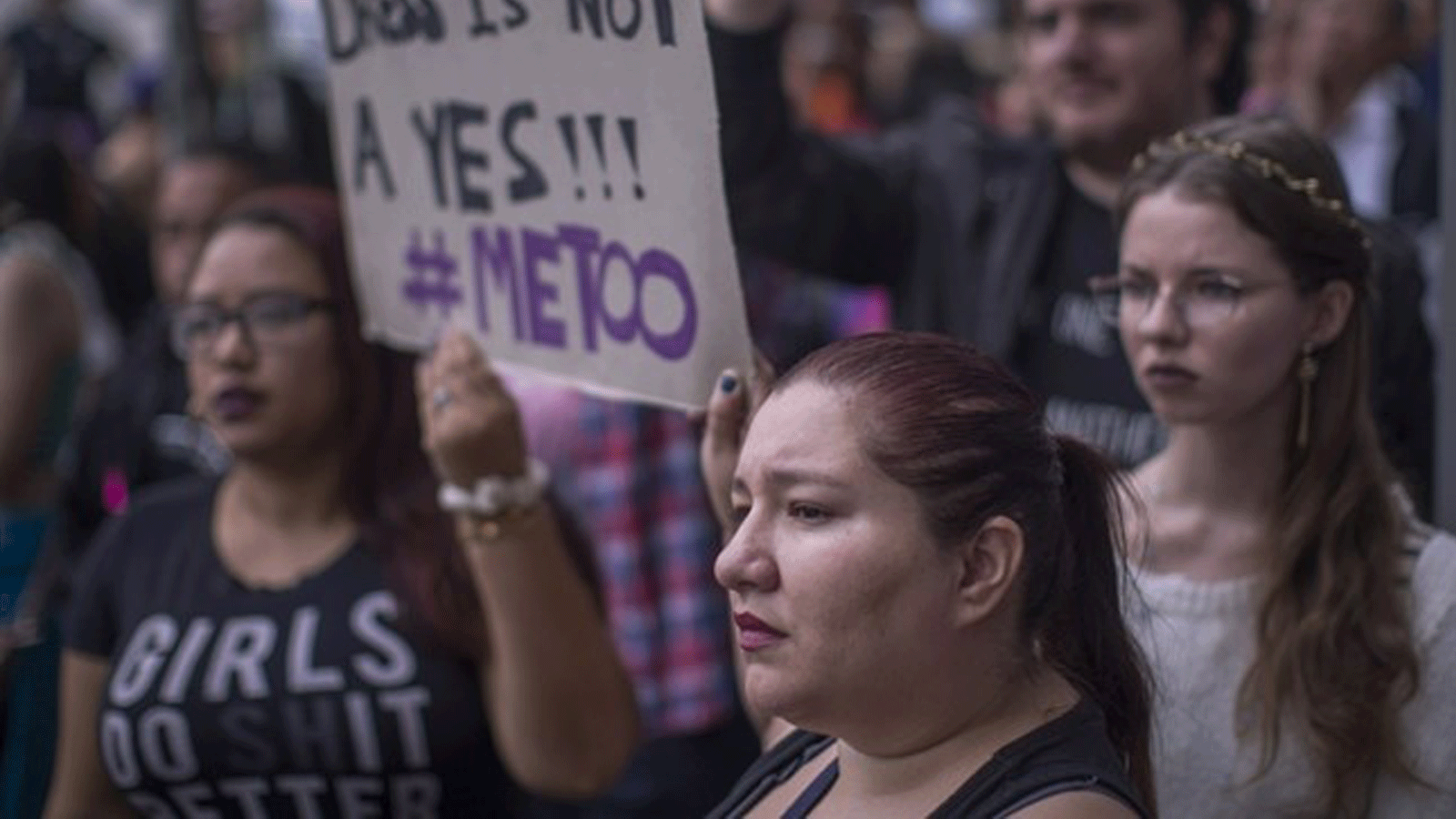 متظاهرون في مسيرة #MeToo Survivors خارج مبنى CNN رداً على العديد من فضائح التحرش الجنسي البارزة في 12 تشرين الثاني/نوفمبر 2017 في لوس أنجلوس، كاليفورنيا. 