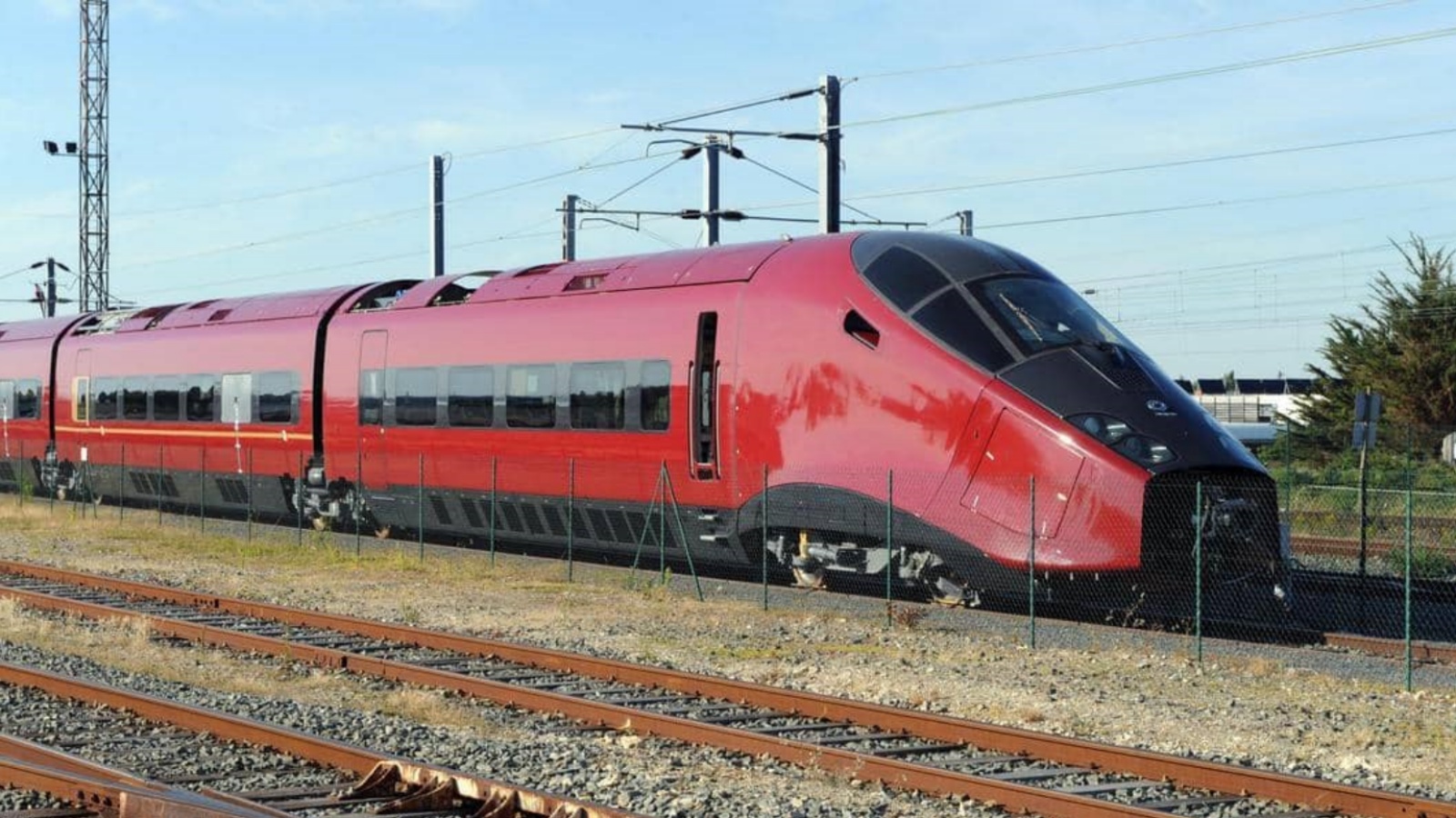 أحد القطارات الفائقة السرعة المعتمدة للتنقّل بين المدن الإيطالية.