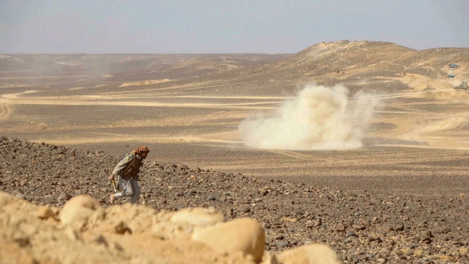 الدخان يتصاعد خلال الاشتباكات بين القوات الموالية للحكومة اليمنية ومقاتلي الحوثيين في منطقة الجدعان على بعد 50 كيلومترًا شمال غرب مأرب بوسط اليمن في 11 فبراير / شباط 2021.