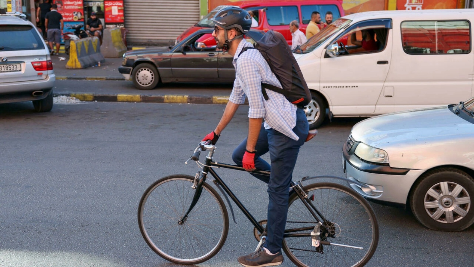 نذير حلواني، شاب لبناني يستخدم دراجة هوائية كبديل عن السيارة للوصول إلى عمله في ظل الأزمة الإقتصادية التي يعاني منها لبنان.