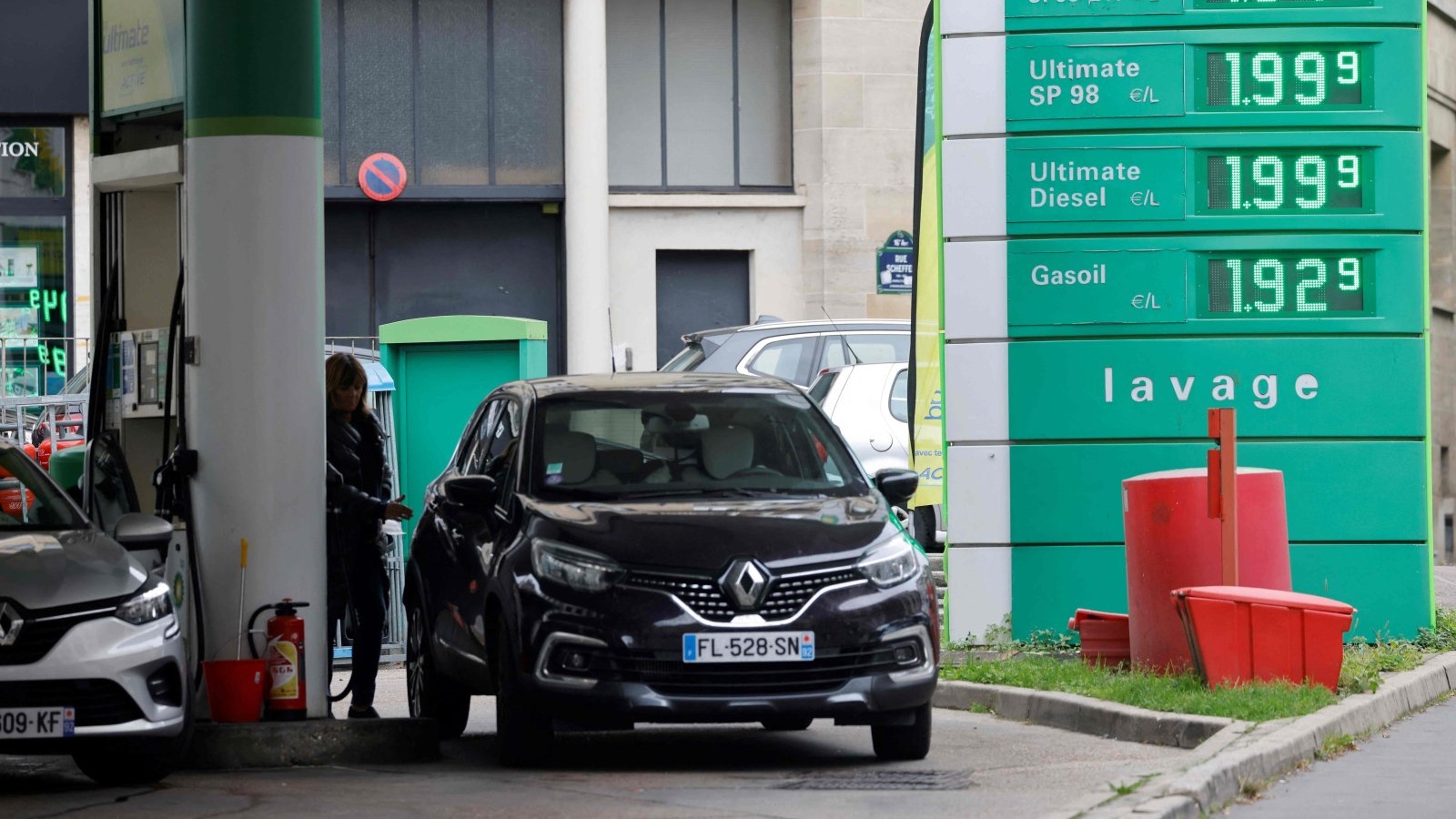 محطة وقود في باريس ارتفعت فيها أسعار الوقود إلى ما يقرب من 2 يورو للتر الواحد وسط ارتفاع أسعار الطاقة العالمية مع انتعاش الإقتصادات من آثار وباء فيروس كورونا، باريس، فرنسا. 20 تشرين الأول/أكتوبر 2021.