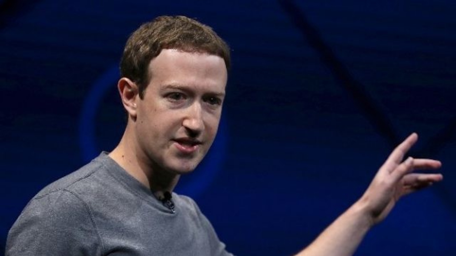  مارك زاكربرغ، مؤسس شبكة فيسبوك الإجتماعية الأميركية العملاقة ورئيسها.