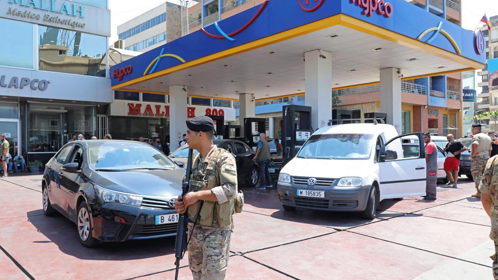 جنود لبنانيون في محطة وقود بعد نشرهم لإجبار المحطات على إعادة فتحها في بيروت في 14 آب / أغسطس 2021