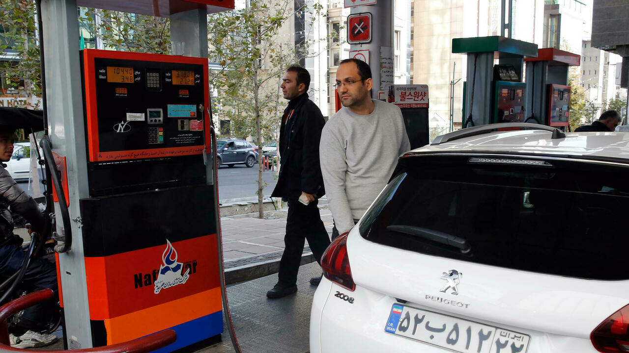 شخص يملأ خزان سيارته بالوقود في محطة في طهران، في صورة مؤرخة 15 تشرين الثاني/نوفمبر 2019