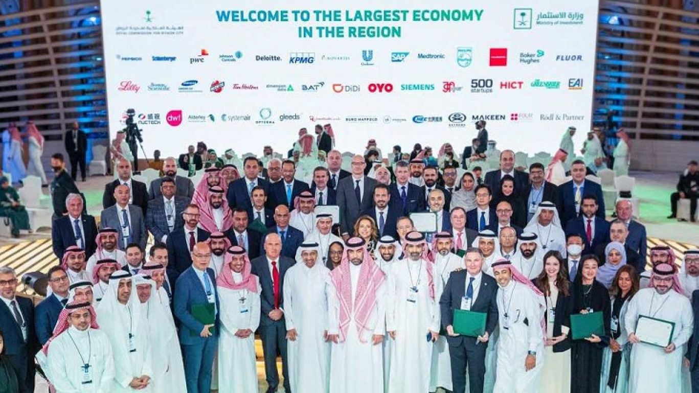 صورة جماعية للشركات المنتقلة إلى الرياض مع وزير الاستثمار السعودي نشرتها الهيئة الملكية بالرياض