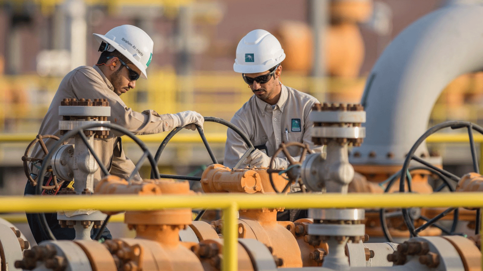 مهندسون يعملون في منشأة أرامكو السعودية، المملكة العربية السعودية، 19 كانون الأول/ديسمبر 2016