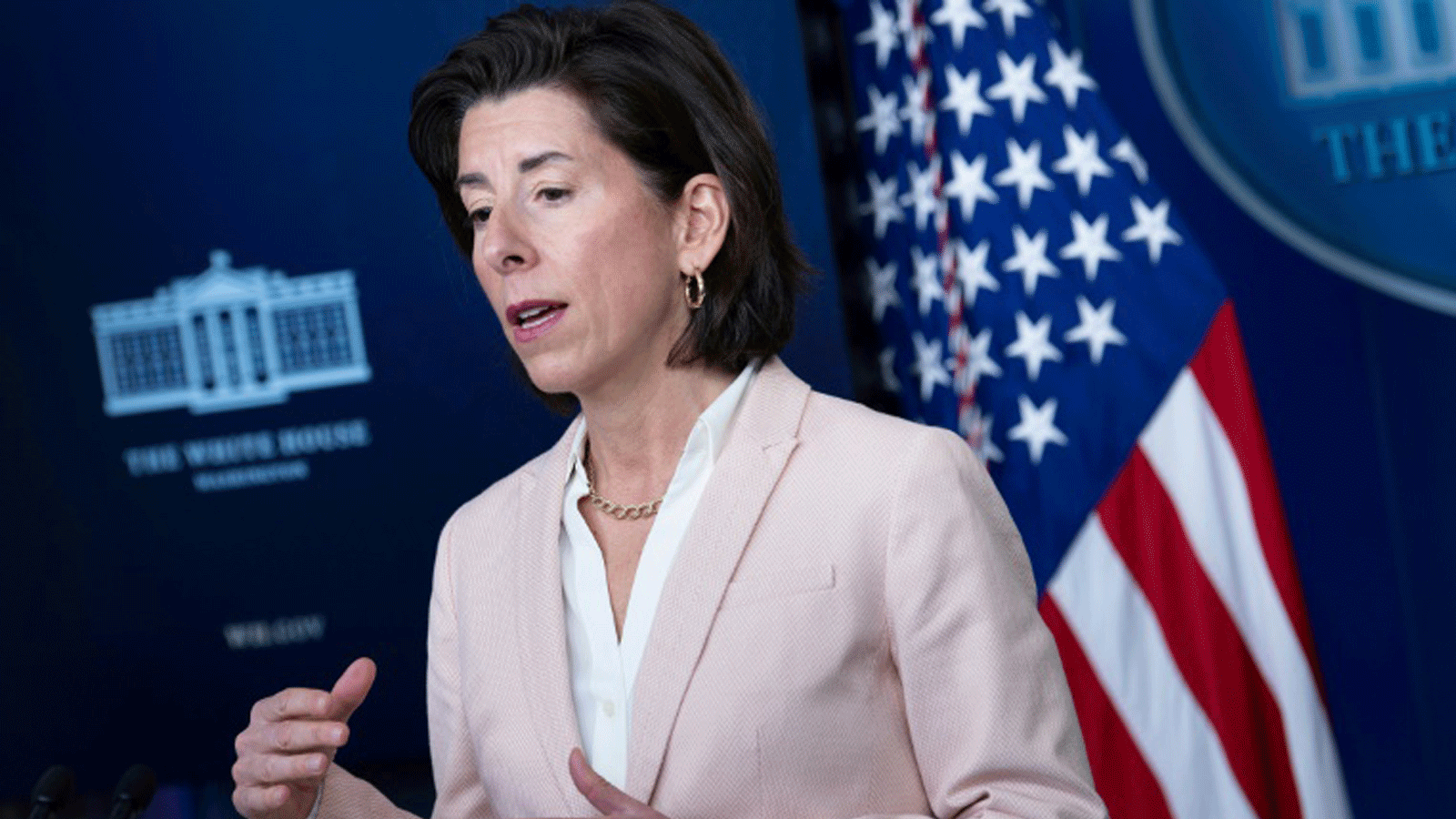 وزيرة التجارة الأمريكية جينا ريموندو، خلال مؤتمر صحفي في البيت الأبيض، 7 نيسان/أبريل 2021