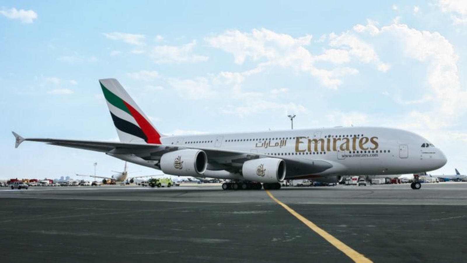 طائرة تابعة لشركة طيران الإمارات في مطار دبي. (من صفحة Emirates Airline في تويتر)