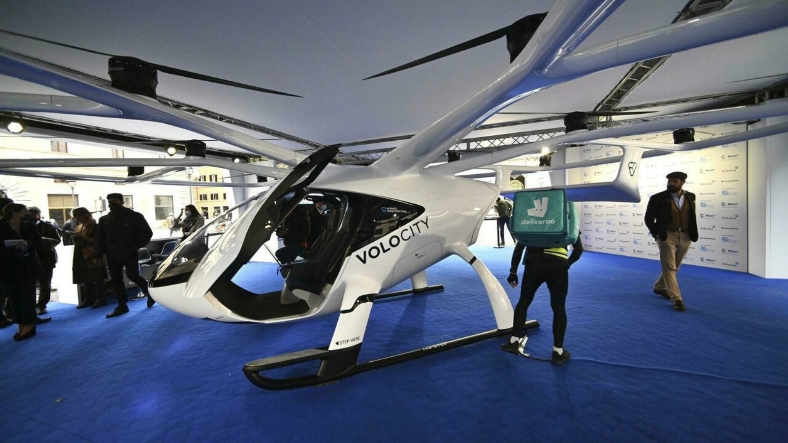 مركبة "فولوسيتي" الناصعة البياض، "تاكسي طائر" كهربائي في روما. الخميس 4 تشرين الثاني/نوفمبر 2021.