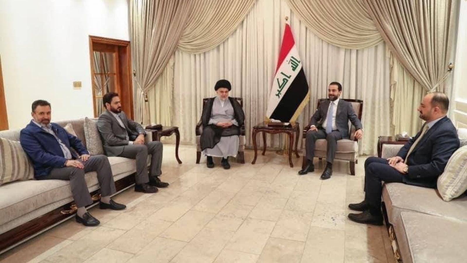 الصدر مجتمعًا في بغداد مع محمد الحلبوسي رئيس البرلمان السابق. الجمعة 5 تشرين الثاني/ نوفمبر 2021 (مكتب الحلبوسي)