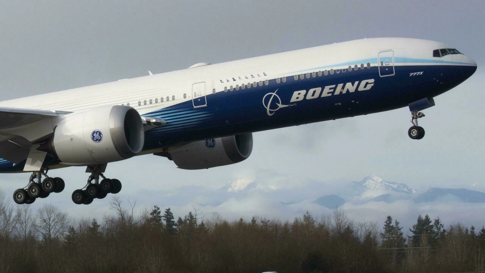 طائرة بوينج 777 إكس تقلع في رحلتها الافتتاحية في 25 كانون الثاني/يناير 2020.