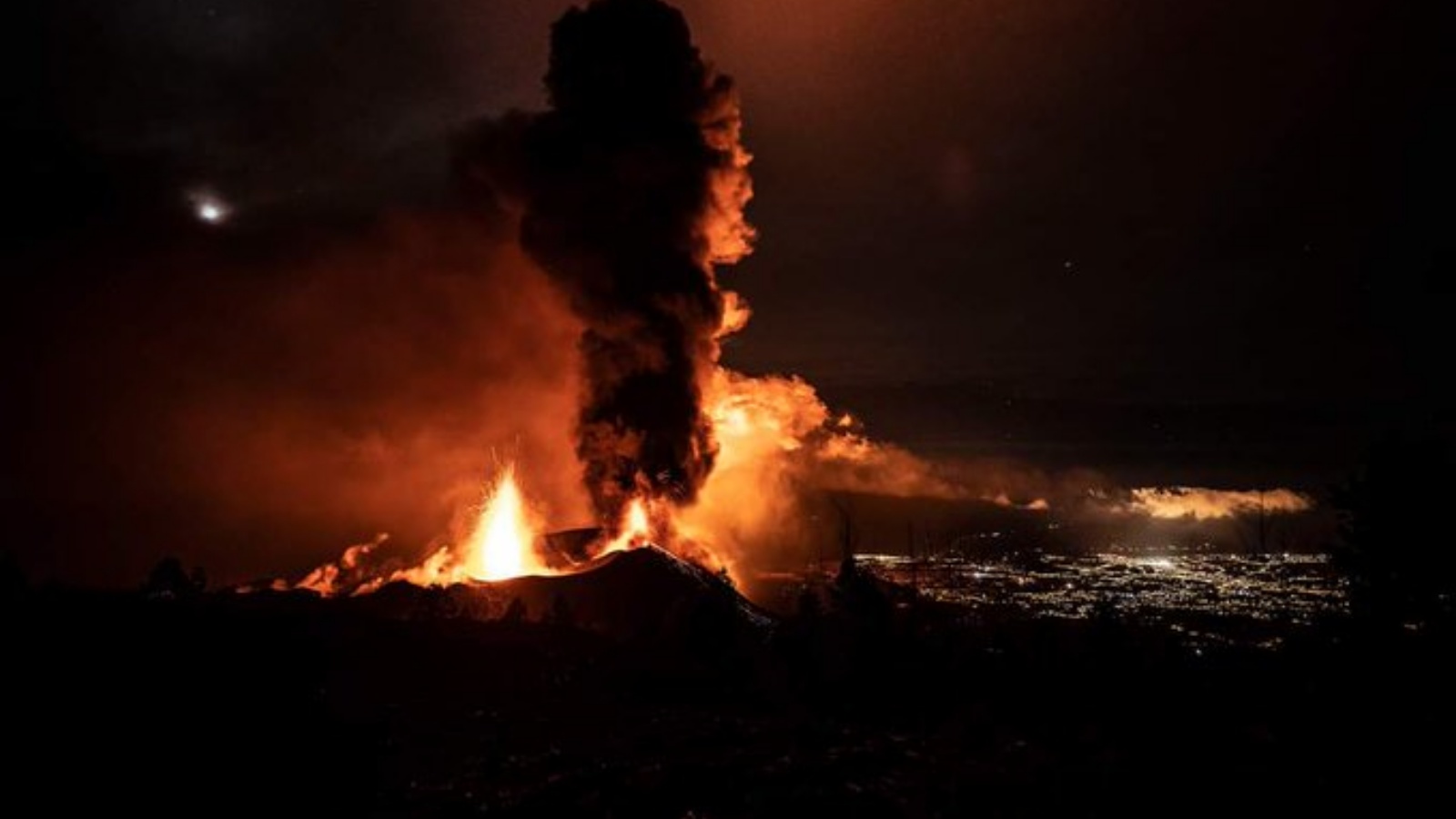 بركان كومبر فيجا في لا بالما اندلع لأول مرة في 19 أيلول/سبتمبر وتسبب في أضرار منذ ذلك الحين. ( MashupFM في تويتر)