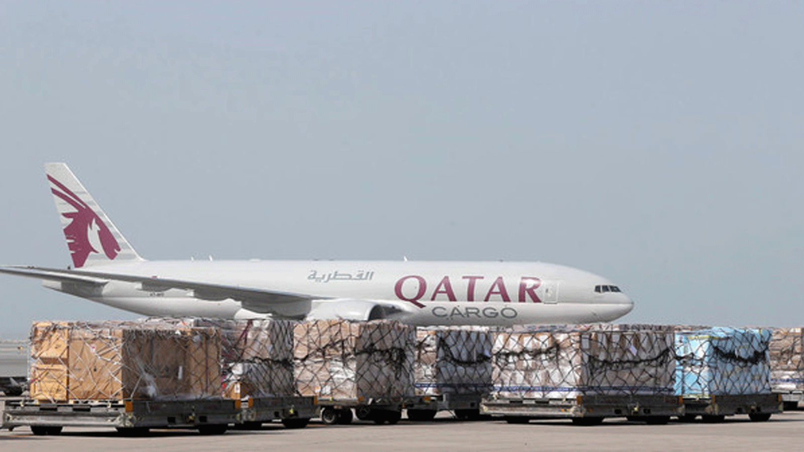 طائرة شحن تابعة للخطوط الجوية القطرية في انتظار التحميل