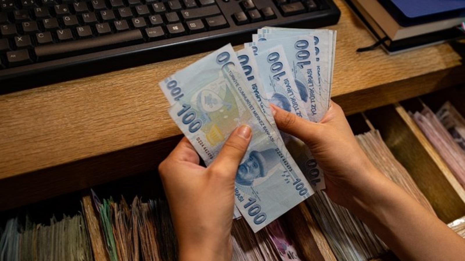 الليرة التركية تراجعت نحو أربعة بالمئة من قيمتها لتصل إلى 10,36 مقابل الدولار.
