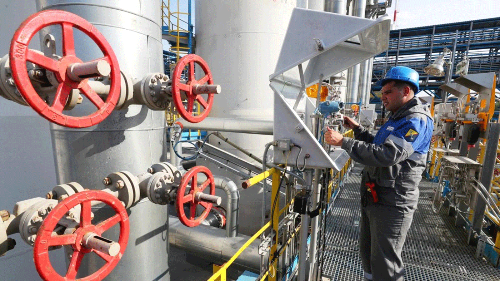 عامل يتحقق من معدات القياس في محطة ضاغط Slavyanskaya، وهي نقطة البداية لخط أنابيب Nord Stream 2. وكالة(tass)
