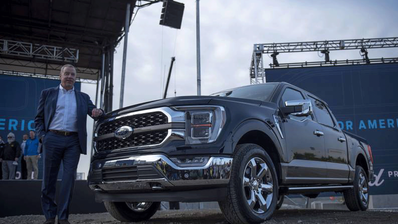 الرئيس التنفيذي لشركة Ford Motors، بيل فورد ، يقف لالتقاط صورة مع شاحنة Ford F-150 King Ranch 2021 في مصنع ديربورن للشاحنات
